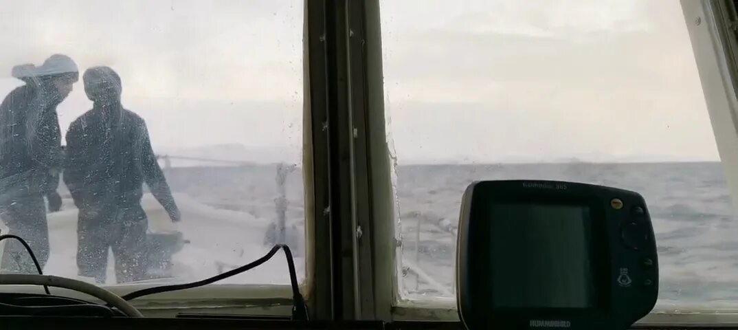 МРБ-1633 судно. Мурманск дальние Зеленцы. Море радиостанция. Маломерное судно МРБ 1633. Смотрит коршунов в море тонет