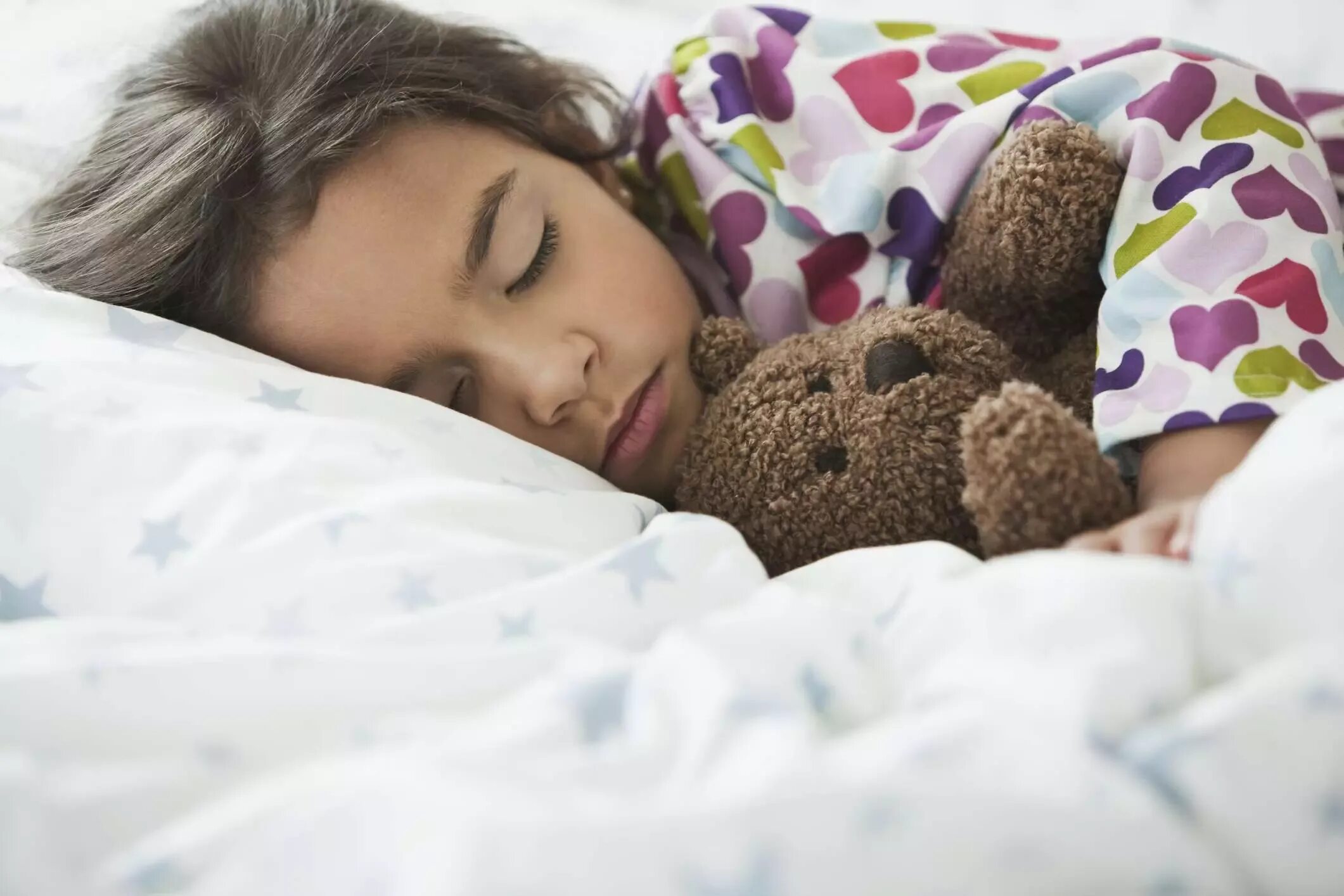 Sleep on sweet little child day. Kids Sleep time кровати. Обнимать проснувшегося ребенка. Будильник будит спящего человека. Healthy Sleep.