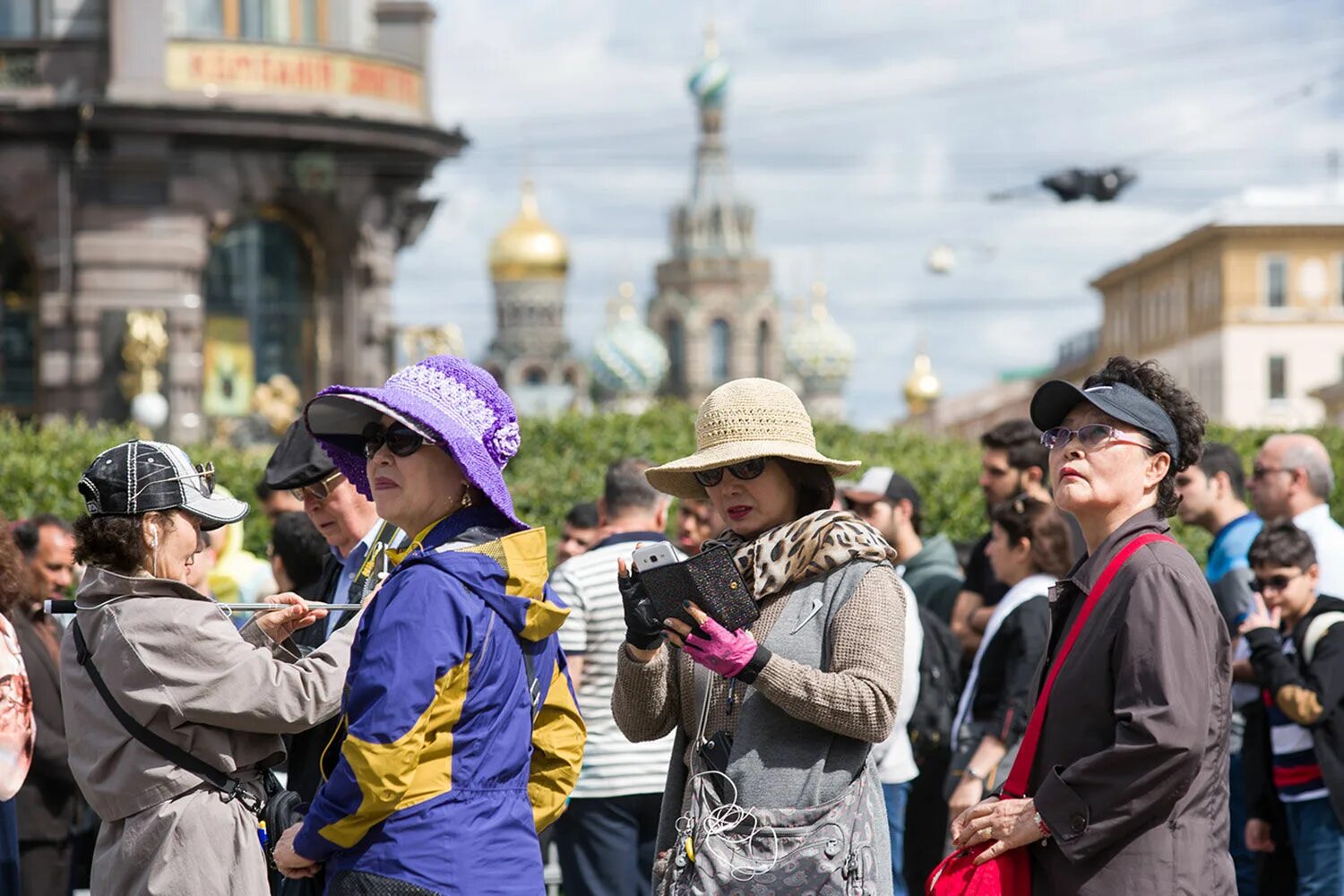 Туристы в Петербурге. Иностранные туристы. Иностранные туристы в Санкт-Петербурге. Китайские туристы. 1 июня спб