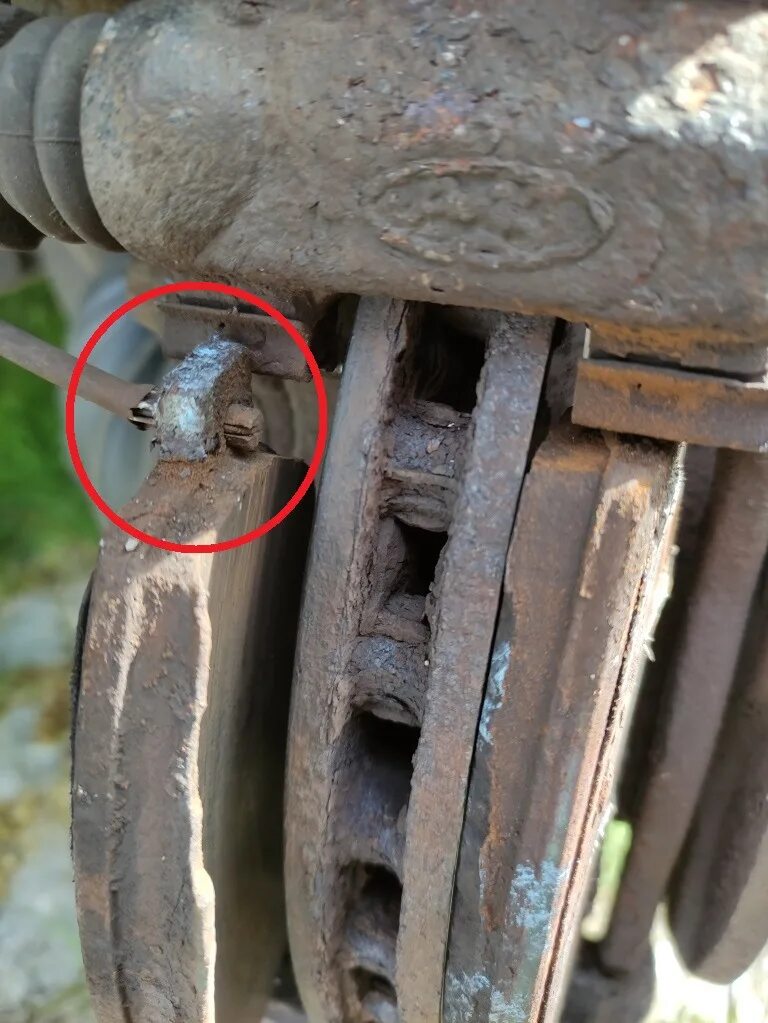 Неравномерный износ колодки. Износ колодок форд транзит. Задние тормоза форд транзит 2008. Датчик тормозных колодок форд транзит. Форд транзит 7 замена задних колодок.