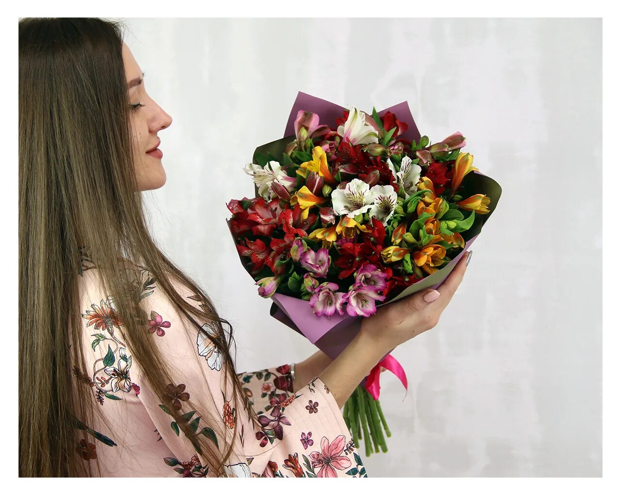 Букет стоять дольше. Цветы долго стоят. Цветы долго стоят в вазе. Фотосессия с цветами альстромерии в руках в студии. Как сделать букет, чтобы долго стоял.
