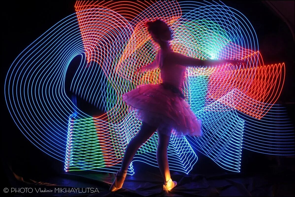 люминография. девушка танцует в свете. танцовщица с огнем. танец в луче света. света танцует.