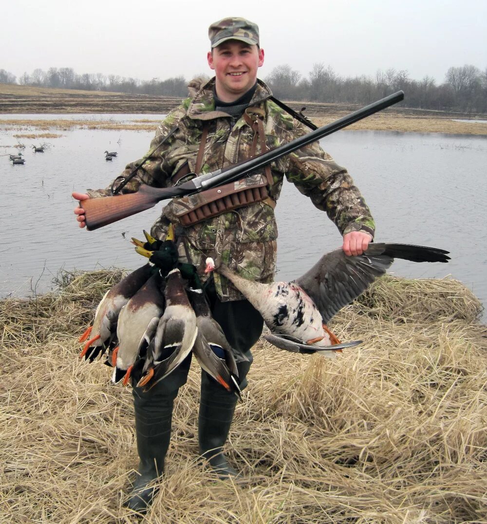 Охота пушной промысел в тайге. Охотник в лесу. Охотник. Охотник в лесу. Охотник с утками.