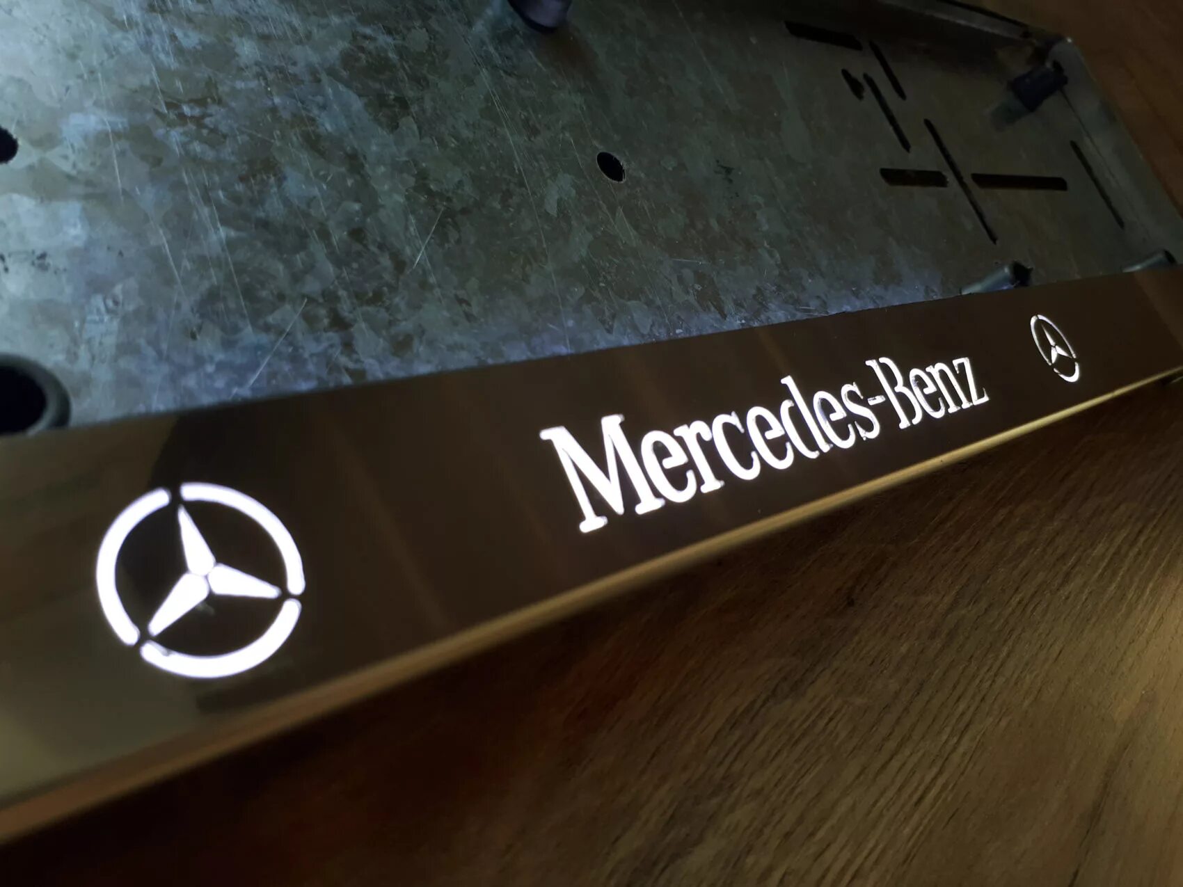 Рамка mercedes. Рамка Мерседес под номерной знак. Рамка номерного знака Мерседес Бенц. Номерные рамки Mercedes AMG. Mercedes Бенц рамка номера.