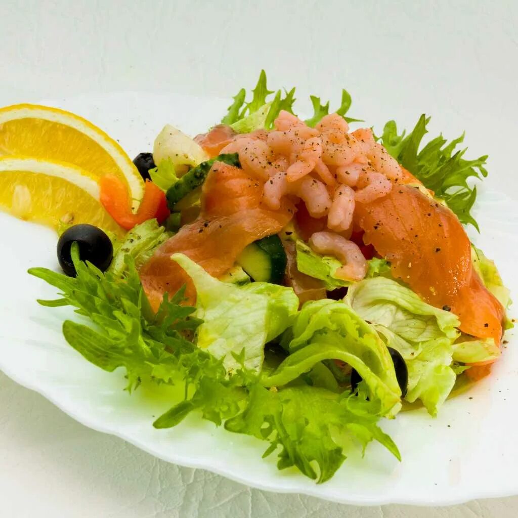 Салат с красной рыбкой. Салат с семгой и креветками. Салаты с рыбой и овощами рецепт. Салат с копченым лососем. Салат с рыбой и овощами.