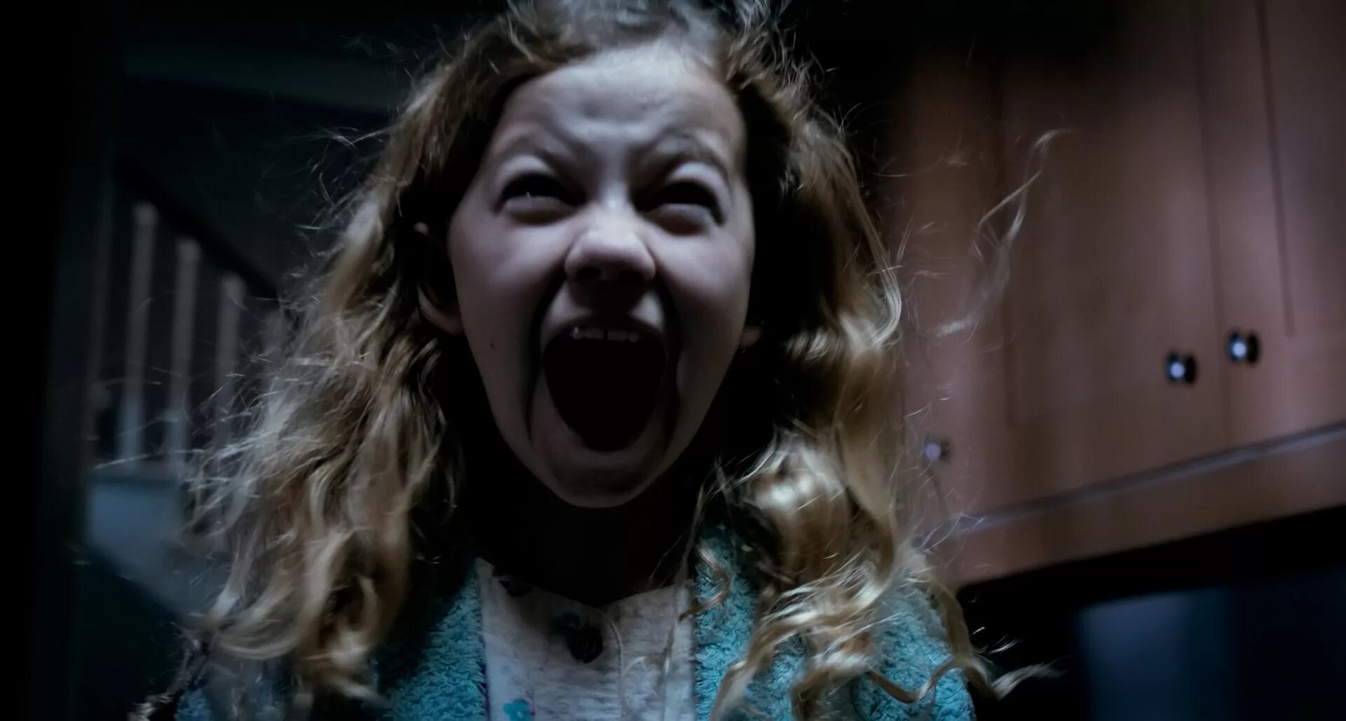 Страшная девочка мама. Страшная девочка мама. Фазмофобия призрак фантом. Страшная девочка мама. Макияж на хэллоуин коралина в стране кошмаров.