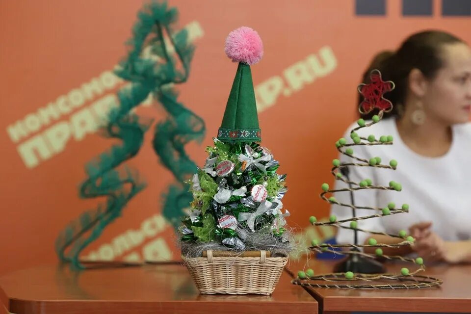 Выставка креативных елок. Креативная елка. Конкурс на самую оригинальную елку. Новый год елка. Необычная елка своими руками для конкурса.