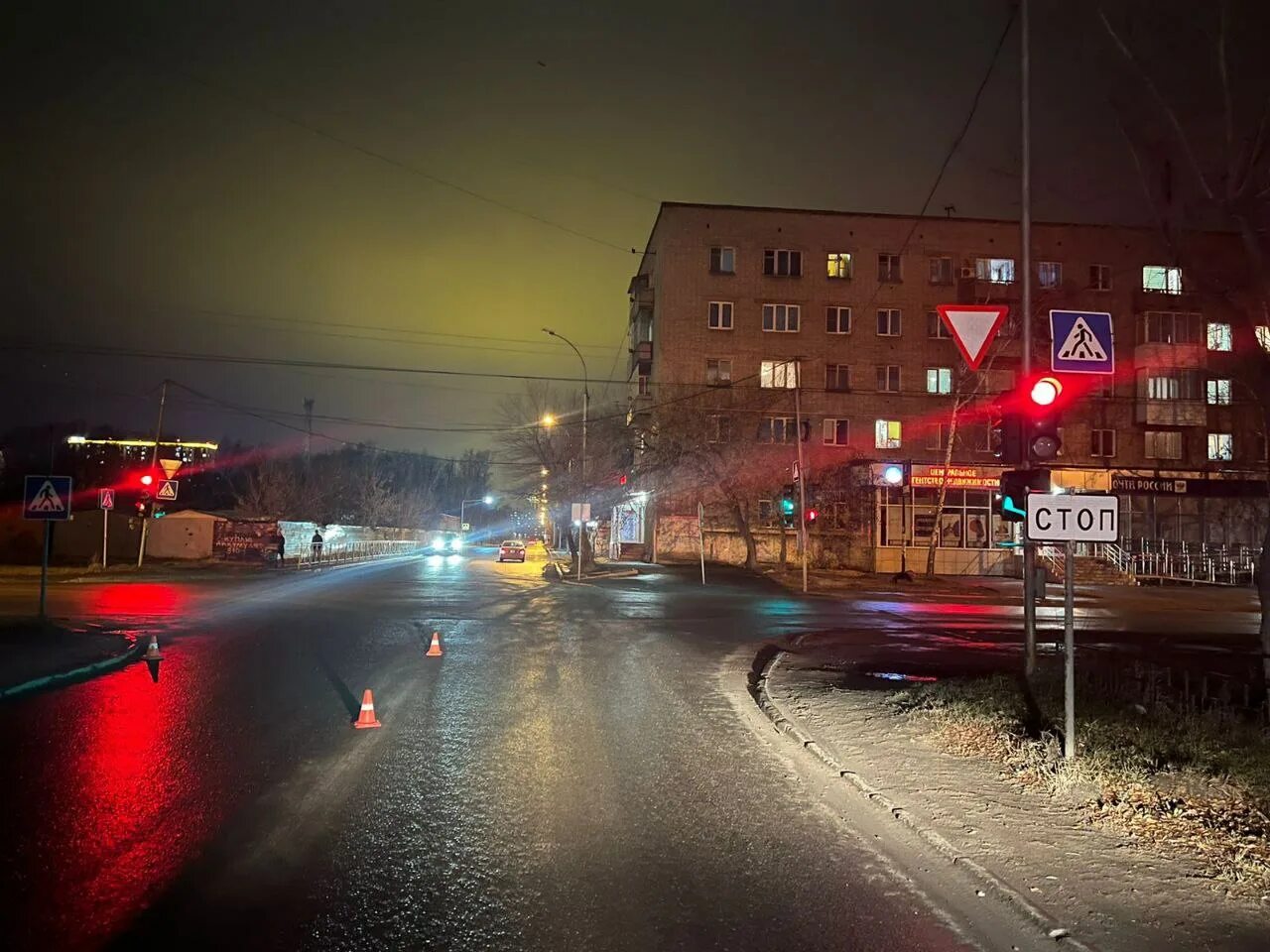 Вечерний город машины. Новосибирск вечером. Октябрь вечер. Пешеходный переход в городе. Вечер 22 новости