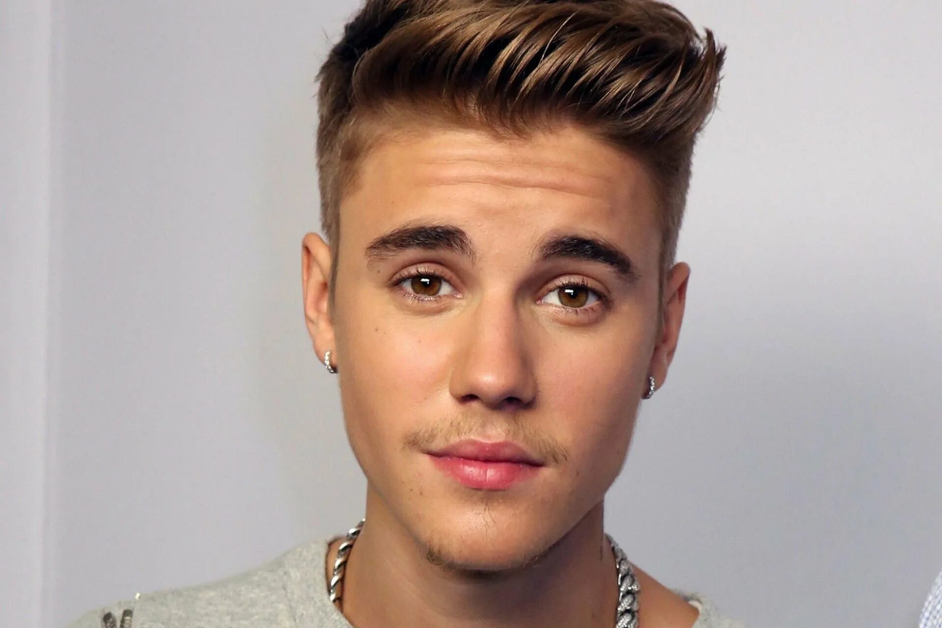 Ju sstin bobet. Джастин бибер молодой. Кумиры современных детей. Джастин бибер justin bieber. Хейли бибер селфи.
