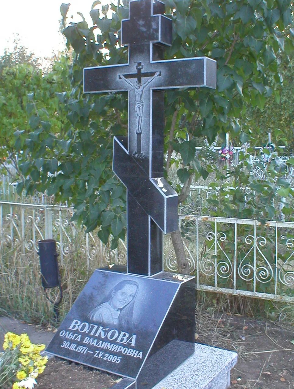 Какой крест должен быть на памятнике. Крест Могильный гранитный. Могильный крест на могиле православных. Крест Могильный гранит. Православный Могильный крест памятник.