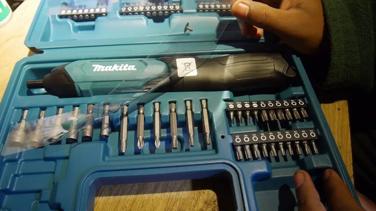 Отвертка df001dw. Набор макита 6 в 1. Аккумуляторная отвертка makita df001dw. Отвертка df001dw. Аккумуляторная отвертка makita df001dw.