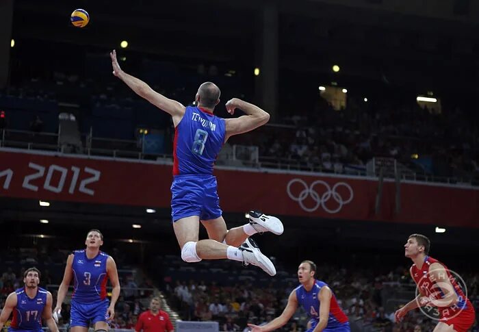 Нападающий в волейболе. Юки исикава волейбол. Атакующий удар в волейболе. Боковой атакующий удар в волейболе техника. Атакующий в волейболе.