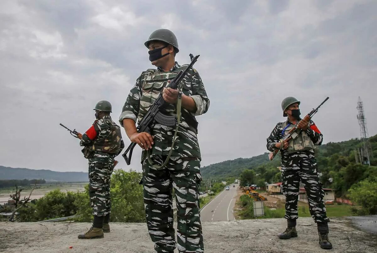 Negev lmg. Сас британский спецназ в сирии. Terrorist with guns. Британский военный в мультикаме. Видео army.