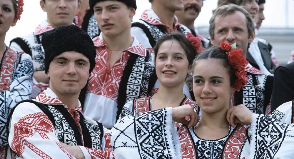 Как выглядит молдаван. Молдавия народ молдованы?. Молдаванин, Молдаванка, молдаване. Молдован внешность молдаван. Молдаване в России.