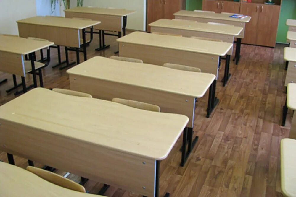 Количество мест в классе школы. Мебель для начальной школы. Парты в классе. Школьная парта в школе. Парты и стулья для школы.