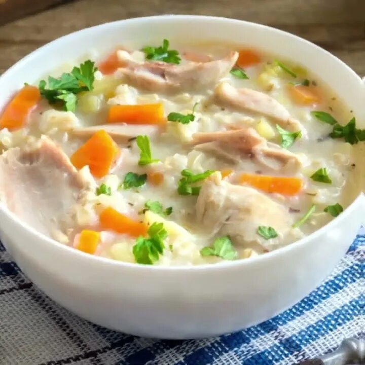 Рисовая похлебка. Легкий куриный суп. Суп с куриной грудкой. Куриный супчик. Лапшичный куриный суп.