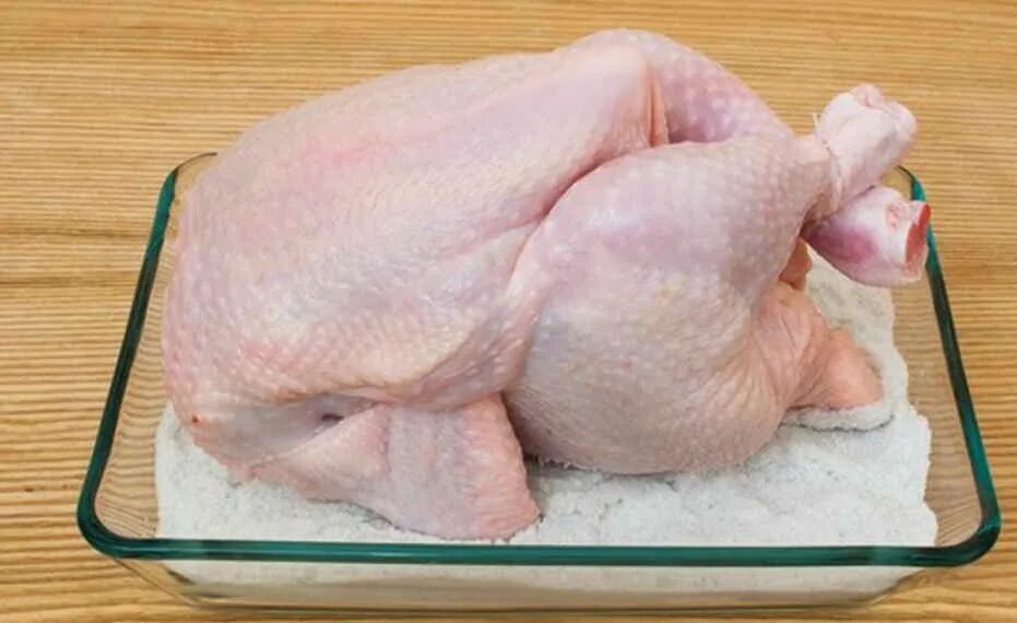 Как сделать корочку на курице. Курочка запеченная на соли. Курица на солевой подушке в духовке. Курица целиком на противне.