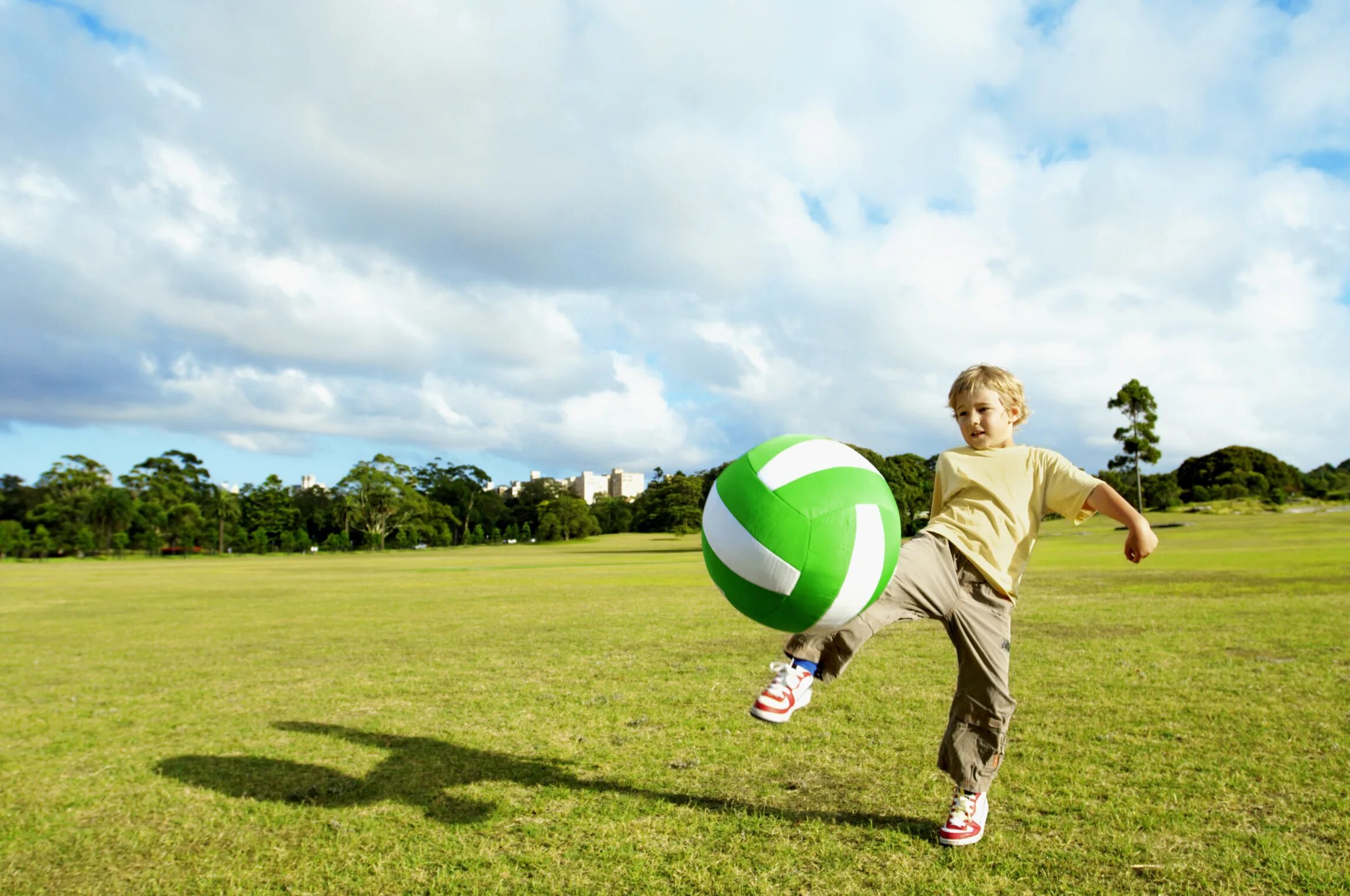 Харпер бейсболист. Двигательная активность детей. Пнул мячик. The game is played a ball. Дети играют в бейсбол.