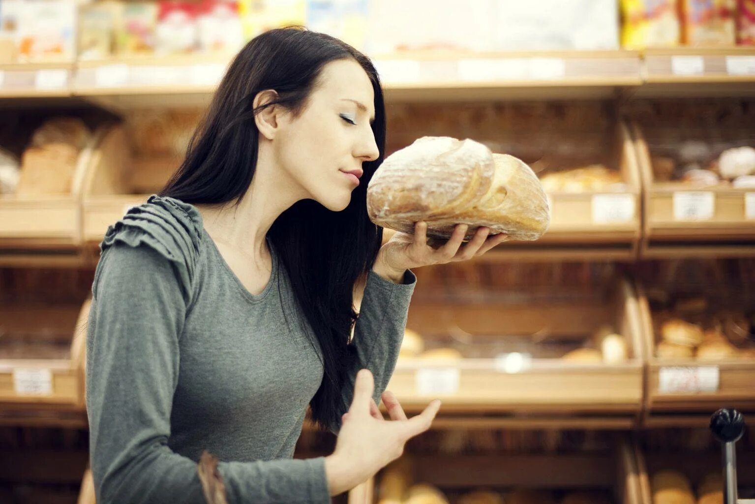 Человек есть хлеб. Девушка ест хлеб. Булочки девушек. Человек ест булочку. Девушка с хлебом.