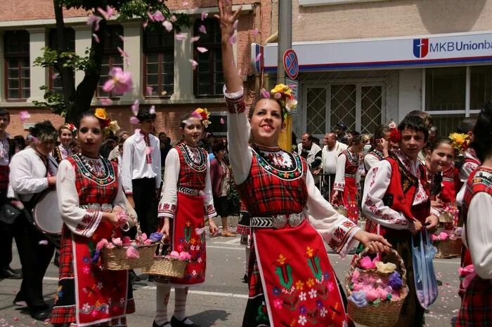 Праздники в болгарии в марте. Праздники Болгарии. Болгария традиции. Жители Болгарии. Население Болгарии.