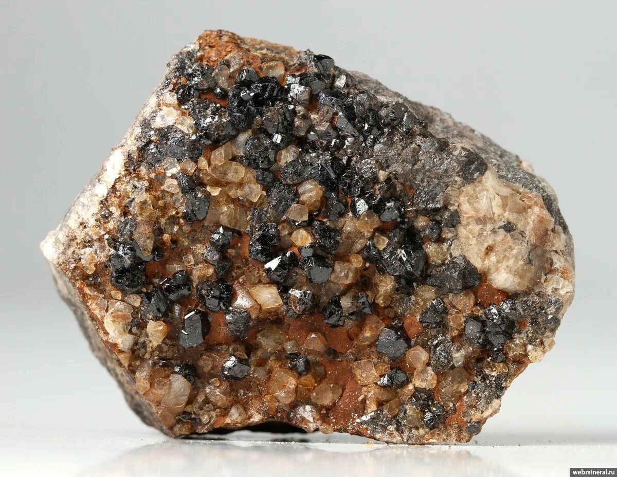 Касситерит оловянный камень. Оловянная руда касситерит. Минерал олова касситерит. Касситерит камень минерал.