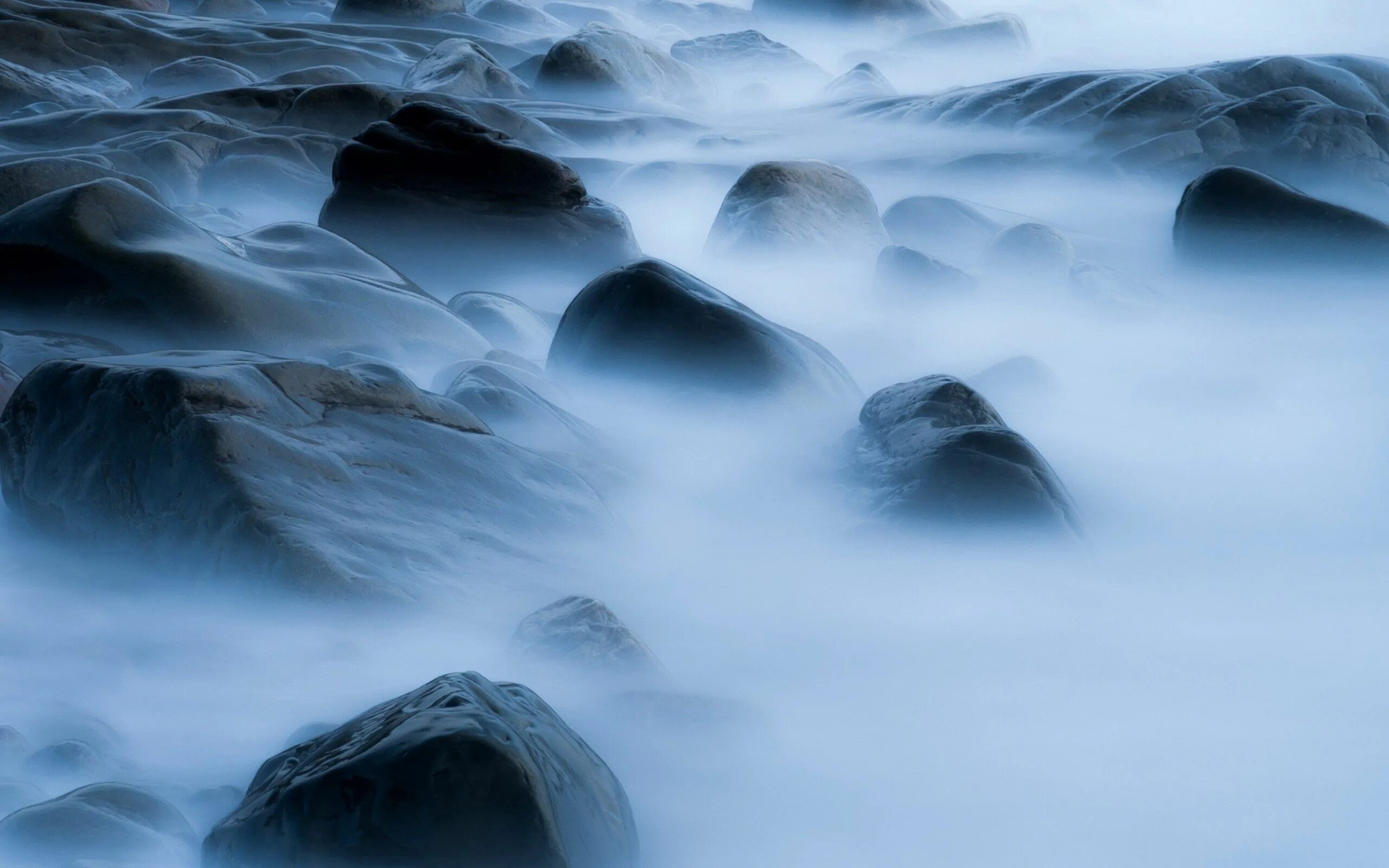 Дым пелена. Море в тумане. Камни в тумане. Камни вода туман. Туманное море.