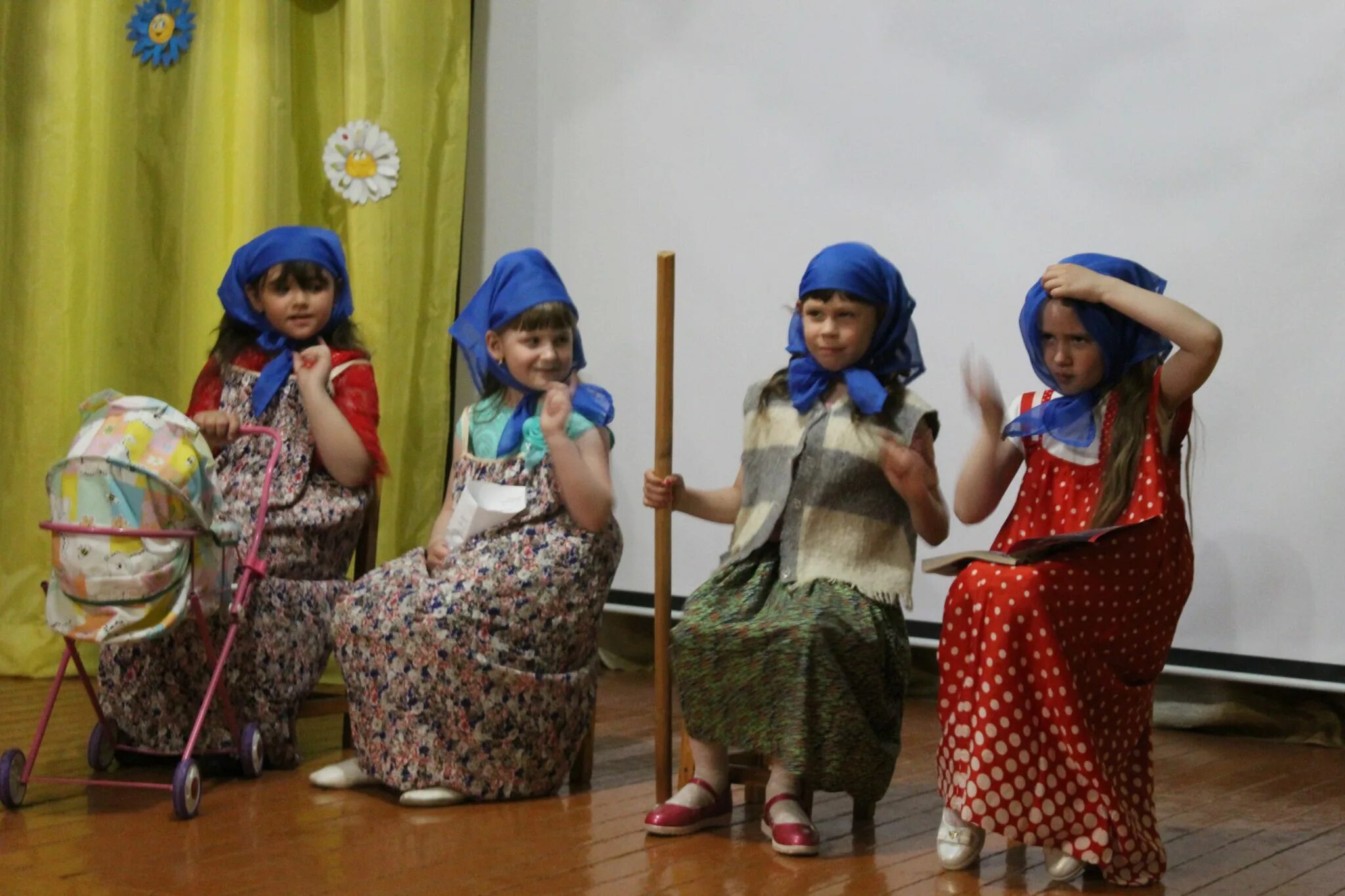 сценка бабушки на лавочке. сценка для бабушек в детском саду. костюм бабушки старушки. сценка бабушки старушки. сценка бабушек в детском саду.