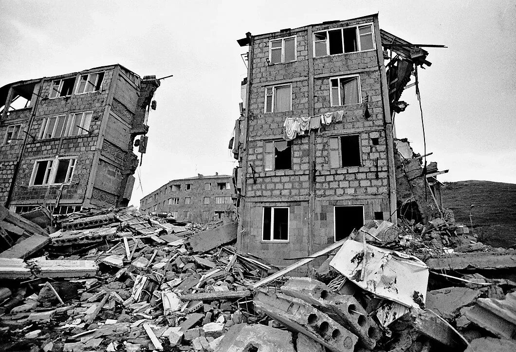 Землетрясение в гюмри. Спитак землетрясение 1988. землетрясение в спитаке в армении 1988.