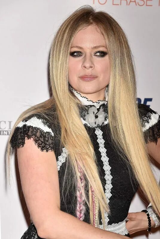 Лавин сейчас. Лавин сейчас. Аврил лавин 2022. Avril lavigne сейчас 2020. Avril lavigne толстая 2020.