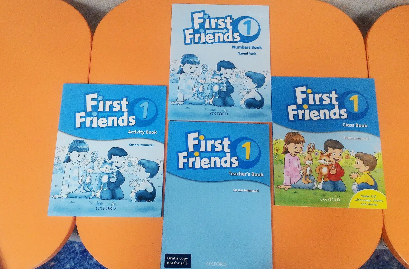 Учебник first friends 1. Oxford Family and friends 1 тетрадь. Учебник first friends 1 class book. First friends 1 activity book. Книга first