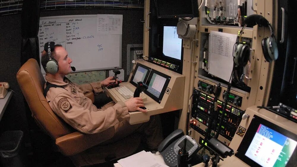 Внешний пилот беспилотного воздушного судна. Пилот бпла. Профессиональный пилот дрона. Внешний пилот беспилотного воздушного судна. Внешний пилот беспилотного воздушного судна.