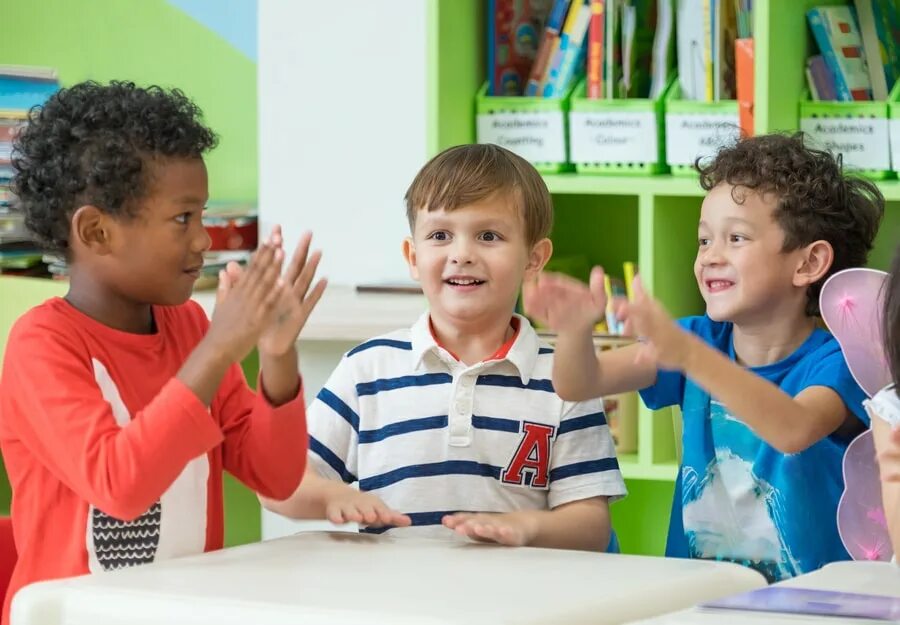 Разнообразие детей. Мальчик на составе. Kids Group on the Table. Class new do