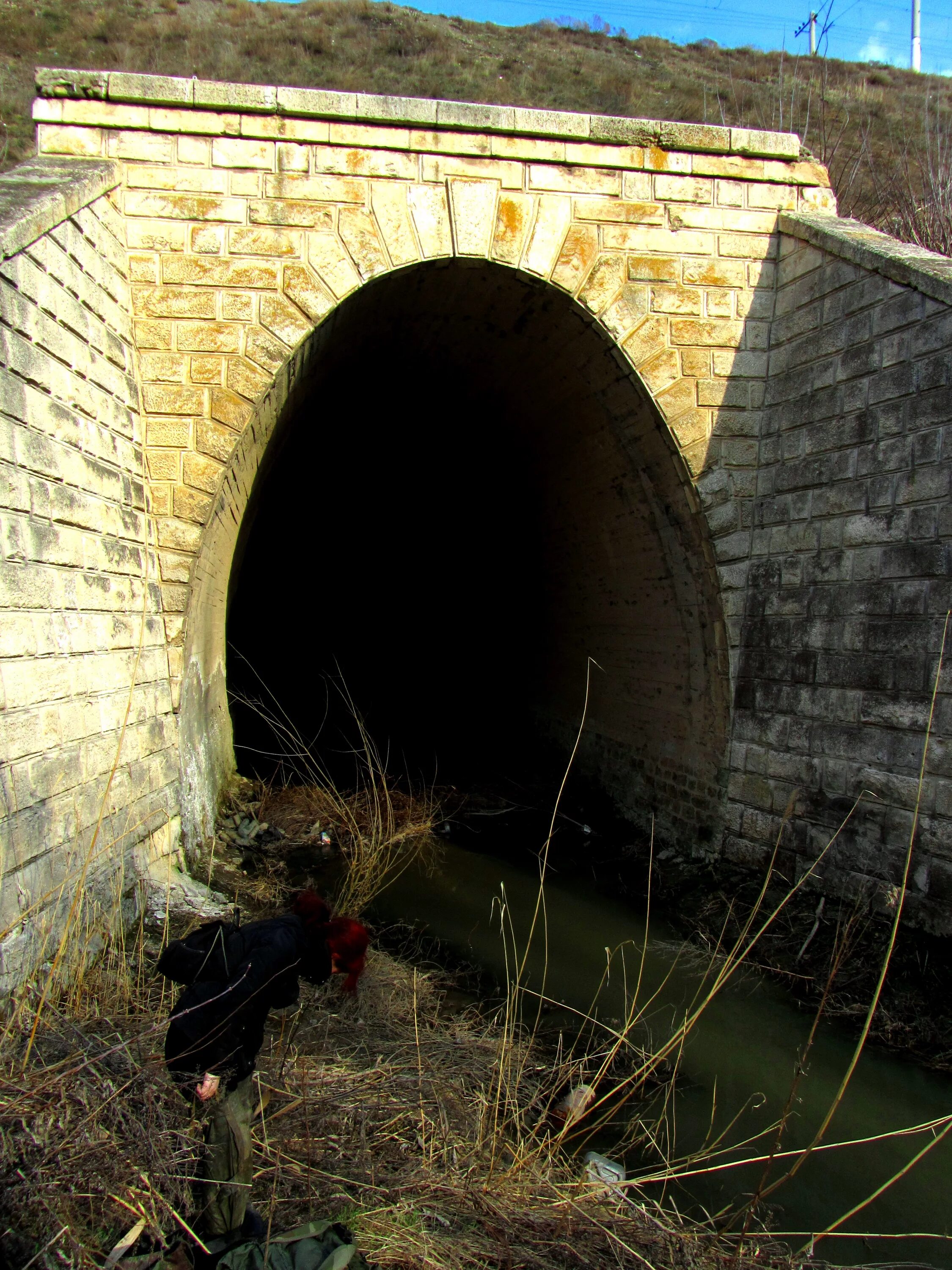 Коллектор стоков. Канализационный тоннель. Тоннель канализации. Коллектор подземный. Заброшенная канализация.