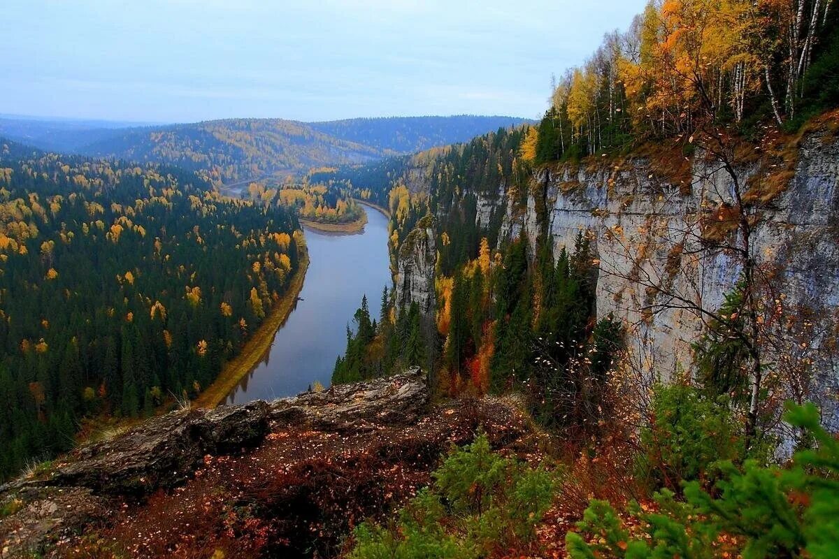 Какая природа в пермском крае. Усьвинские столбы Пермский край осень. Река Усьва осенью. Усьва Пермский край горы. Река Усьва Усьвинские столбы.