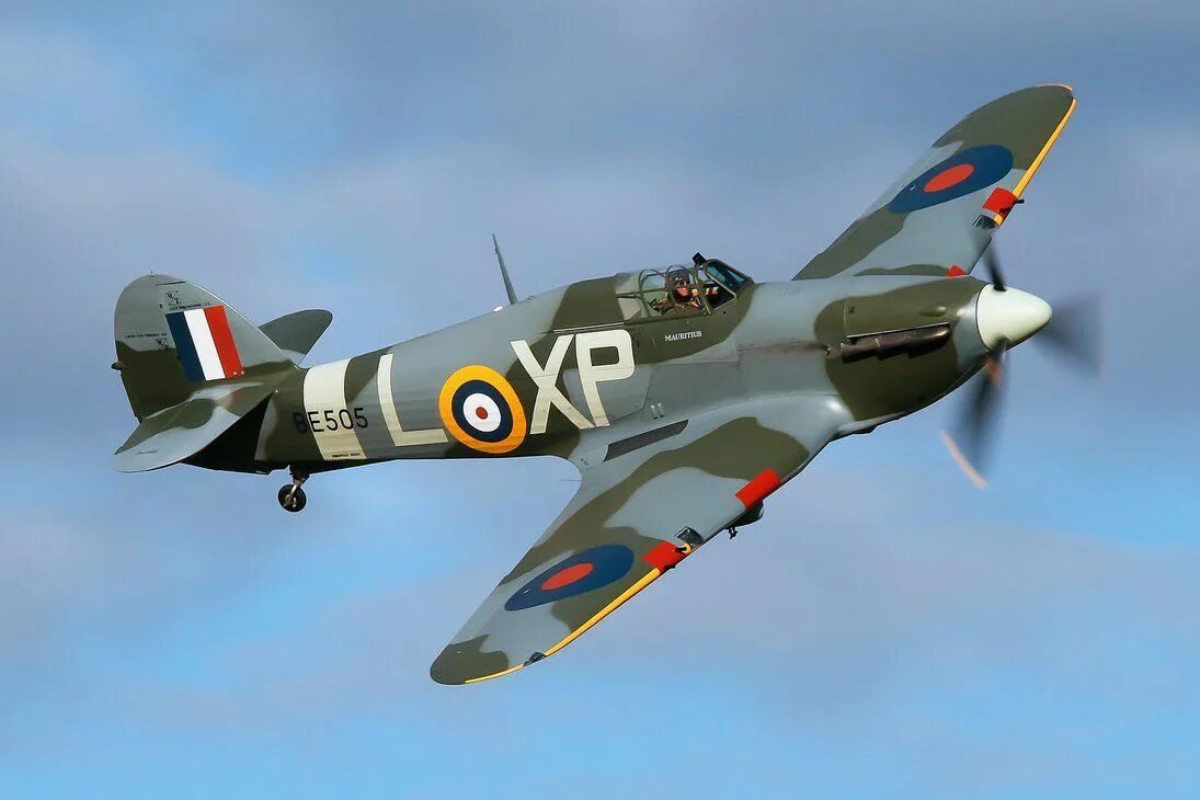 Hawker hurricane mk. Хоукер харрикейн. Харрикейн самолет второй мировой. Британский истребитель хоукер харрикейн iic. Hurricane 2.