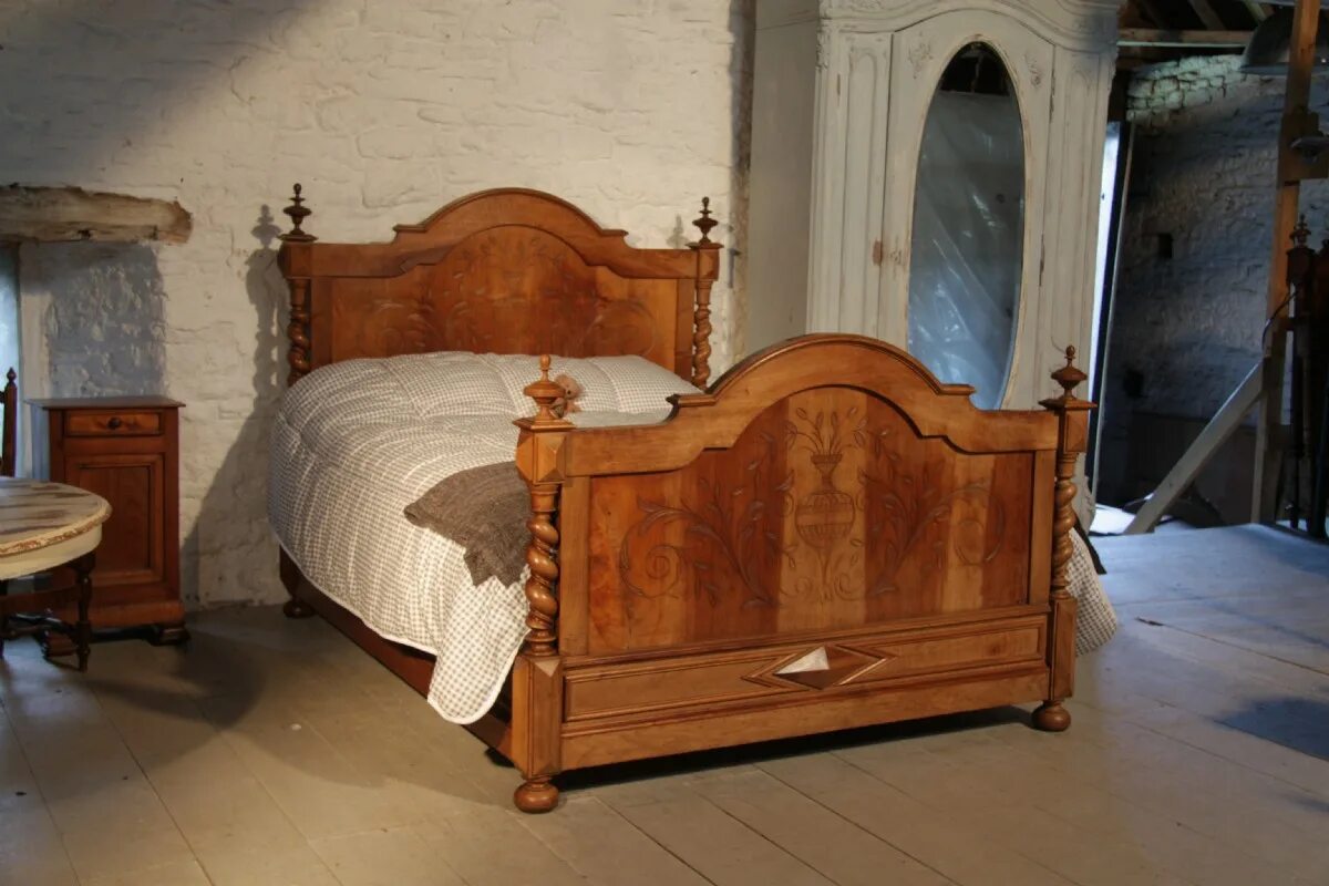 Куплю старые кровати. Старинная кровать. Антикварные кровати из дерева. Старинные кровати из дерева. Деревянная антикварная кровать со столбами.