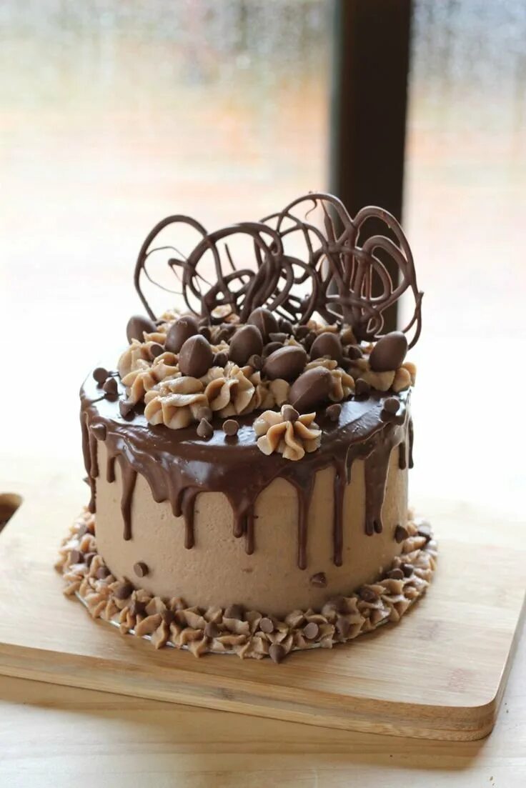 Муссовый торт три шоколада. Торт украшенный шоколадными шариками. Торт украшенный шоколадными шарами. Торт с шоколадным декором для девочки. Украшение торта шоколадными шариками.