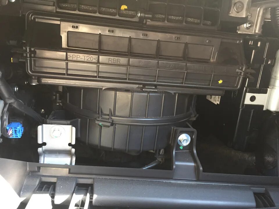 Как снять фильтр солярис Replacing the cabin filter of the Hyundai Solaris heating and air conditioning s