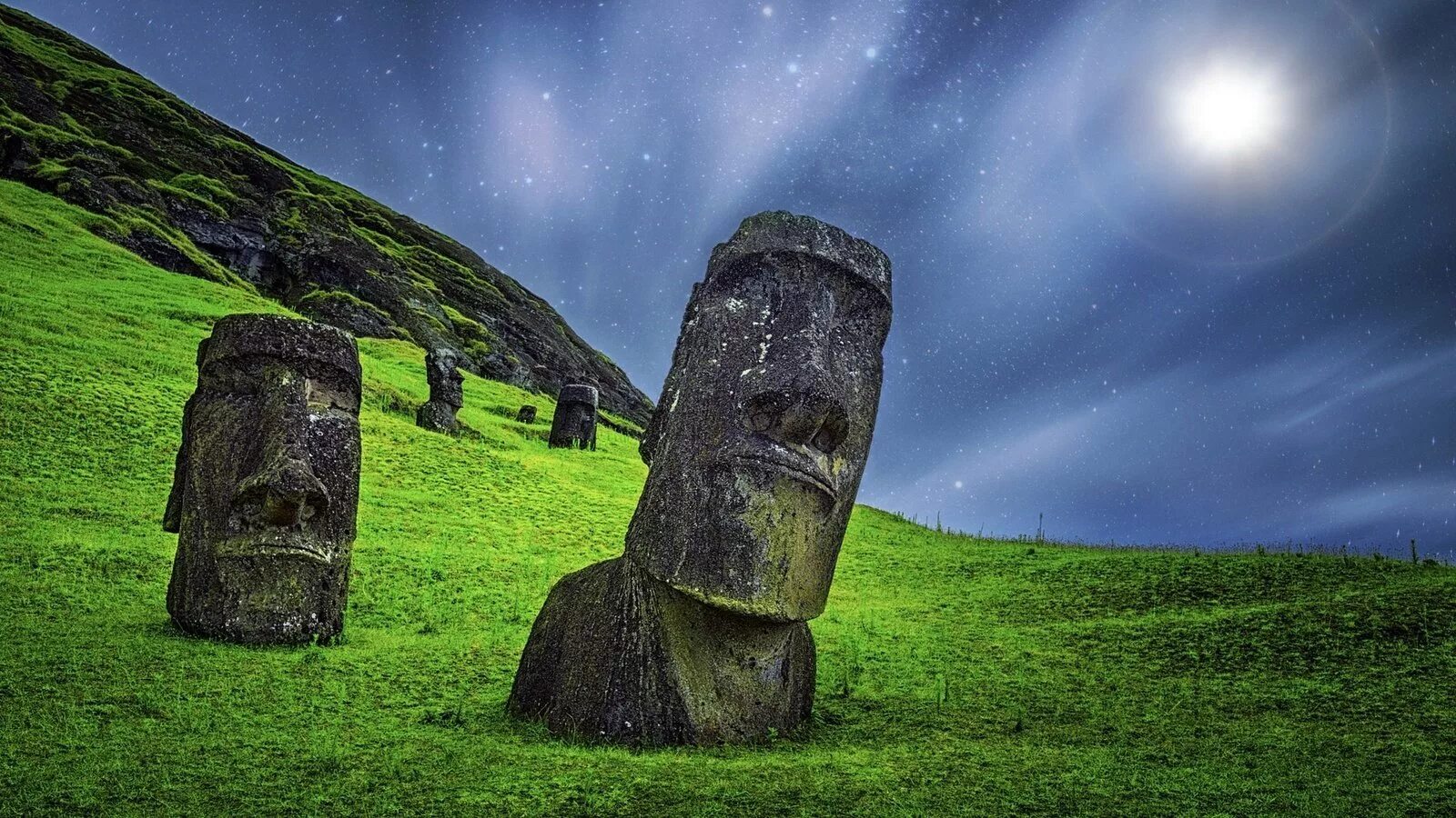 Памятники природы чили. Остров Пасхи статуи Моаи. Моаи (статуи острова Пасхи), Чили. Остров Пасхи истукан статуи чудес света. Моаи на острове Пасхи.