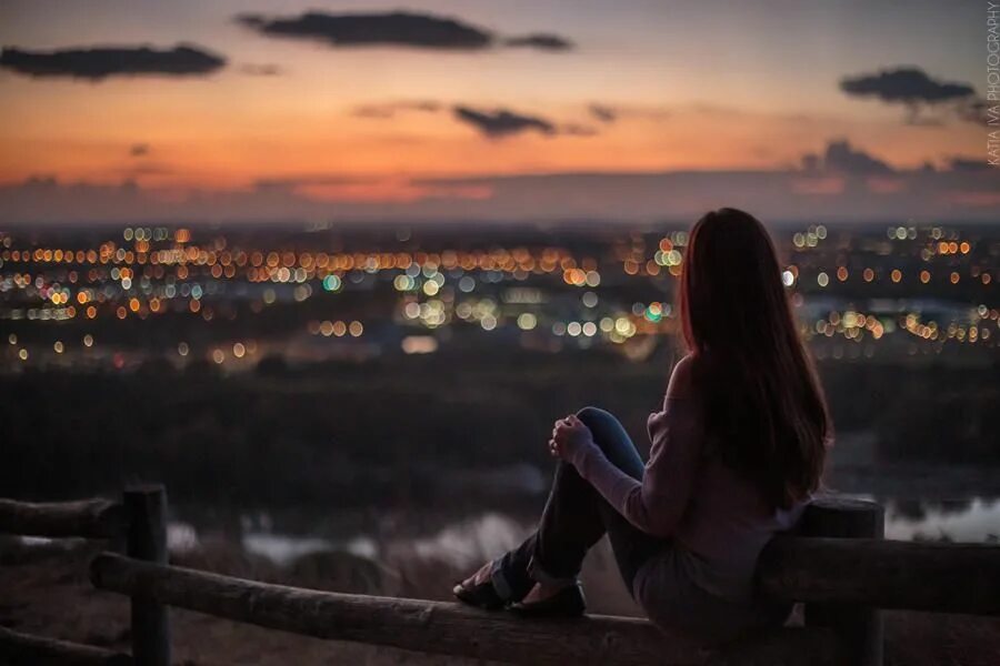 Девушка вечером. Окно ночью. Парень ночью у окна. Девушка грустит у окна. Девушка в окошке.