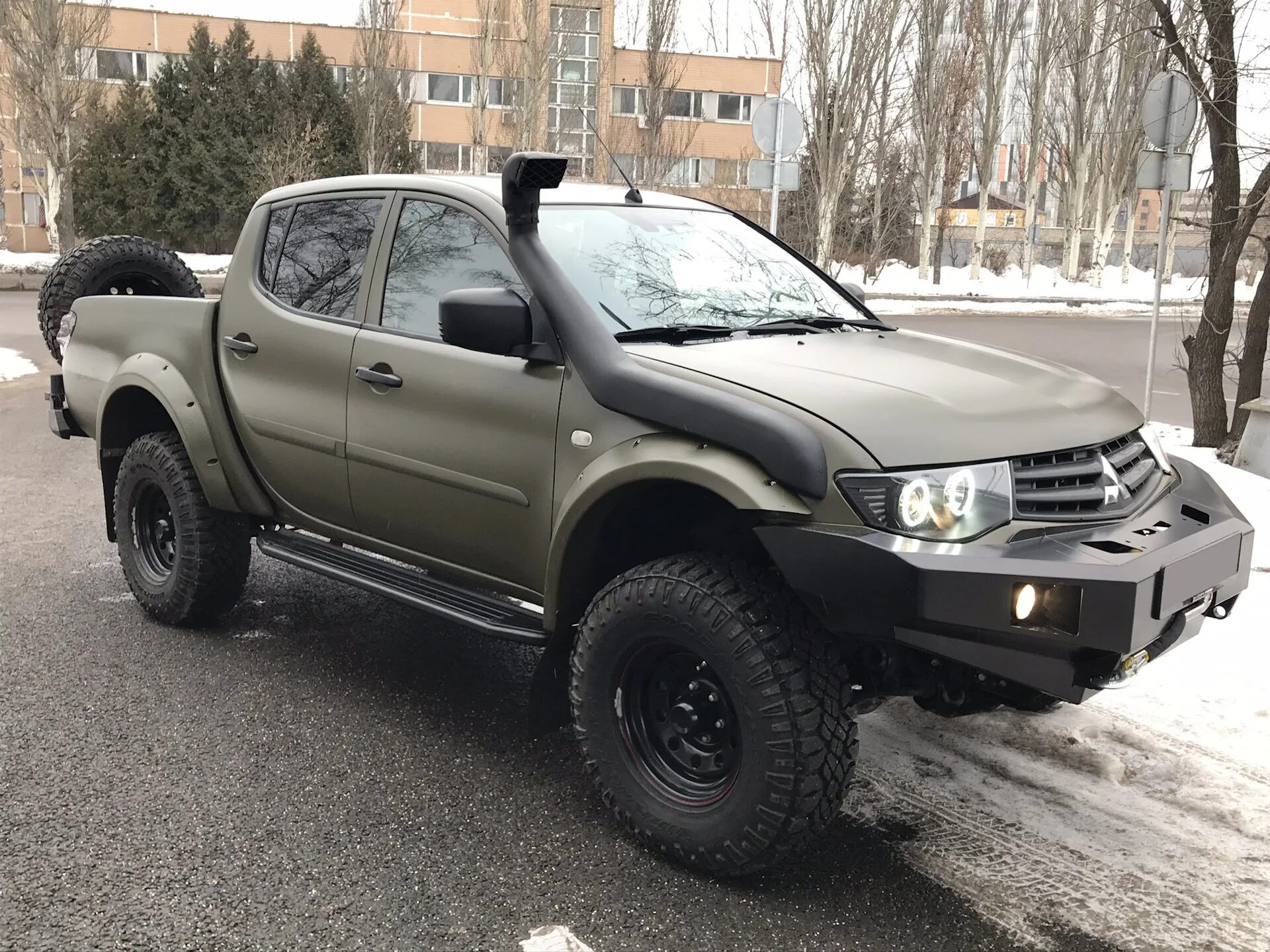 Авито мицубиси л200 бу. Mitsubishi l200 4g. Mitsubishi l200 на 33 колесах. Колеса l200 Mitsubishi. Митсубиси л200 на 33 колесах.