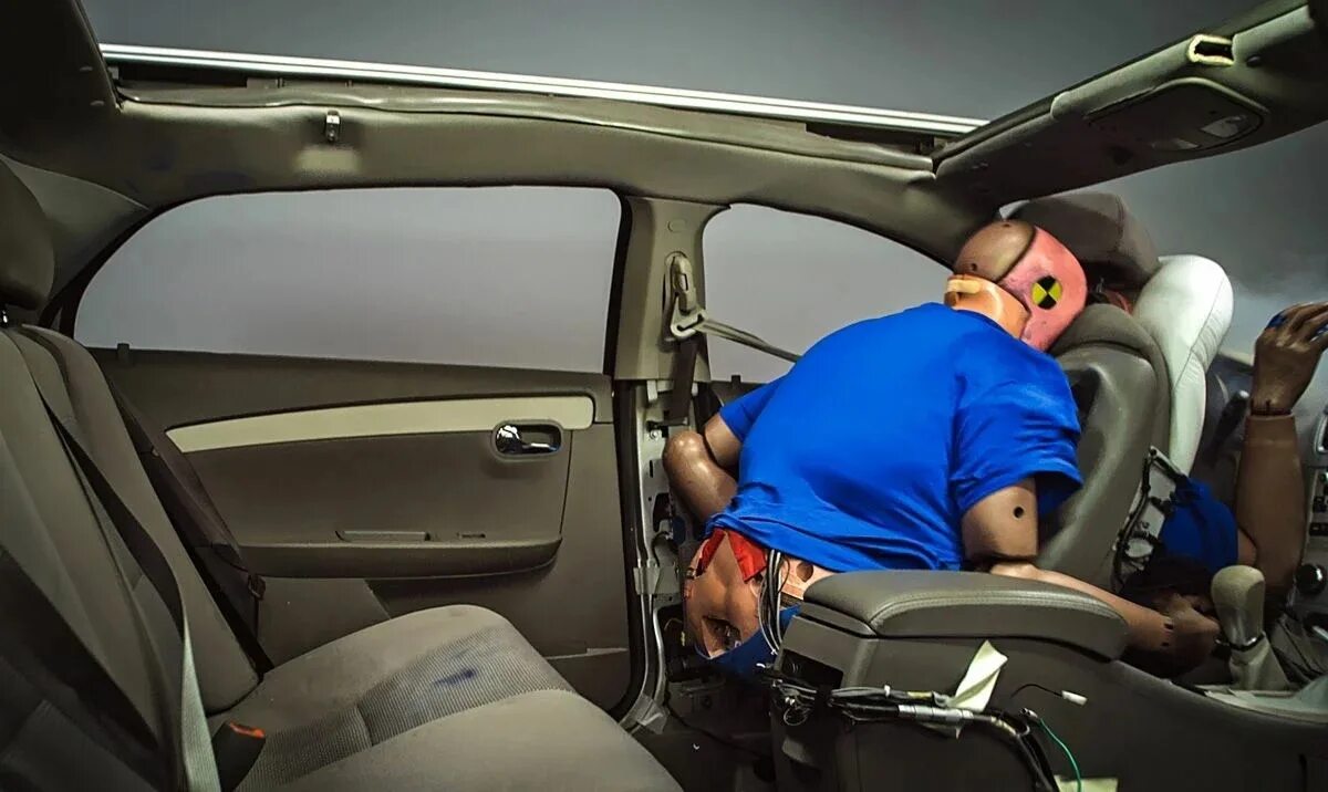 Камера на ремень безопасности. Пристегиваться сзади. Пристегнуты ремни безопасности в автомобиле. Должен ли пристегиваться задний пассажир. Позы водителей и пассажиров при столкновении.