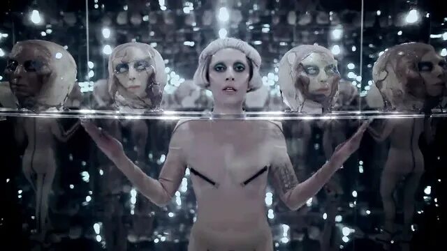 Сиськи Lady Gaga в толпе