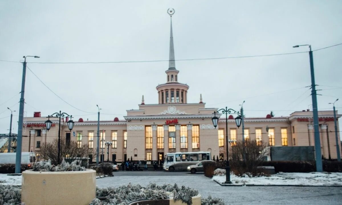 Жд петрозаводск телефон. ЖД вокзал Петрозаводск. ЖД вокзал Петрозаводск 2022. Карелия Петрозаводск вокзал. Вокзал Петрозаводск зимой 2022.