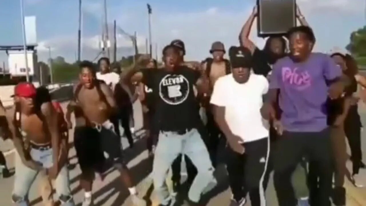 Клипы где негры танцуют. Негр танцует. Толпа афроамериканцев. Кучка негров. Много негров.