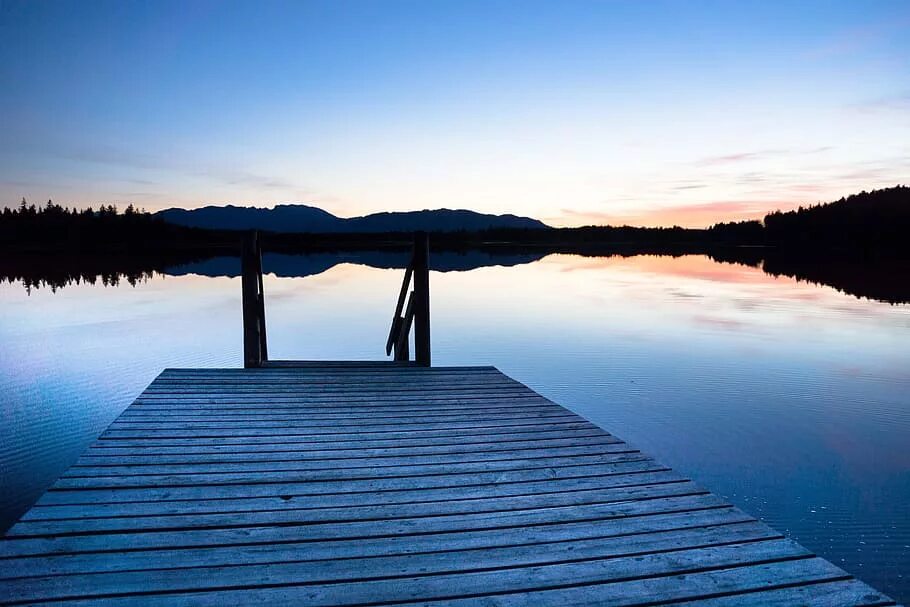 Веб рек. Деревянное озеро. Картинка на телефон берег озера с причалом. Причал Кеньга. Отражение неба в окне.