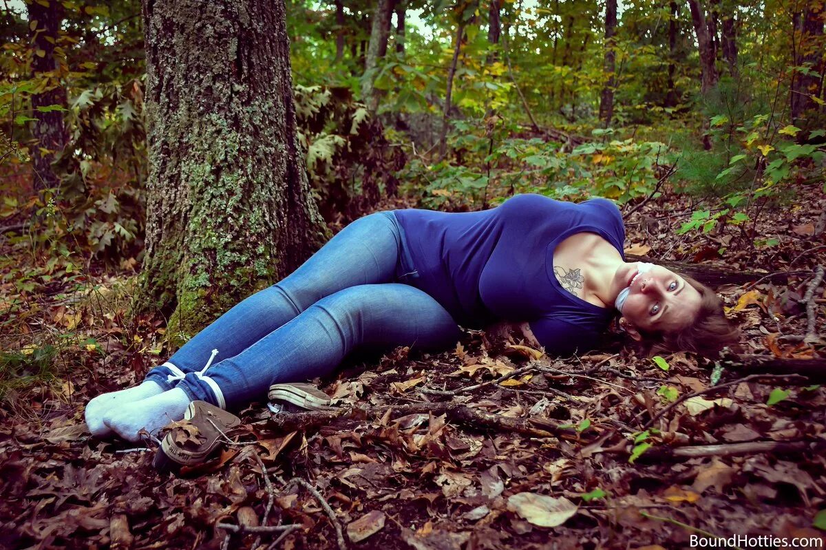 Deep in the woods. Фотосессия связанная в лесу. Связанная девушка в одежде. Связанная в джинсах. Связанные девушки в платье.