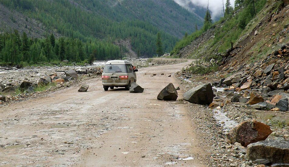 Дорога заваленная камнями. Камнепад картинки для детей. Камень на дороге. Оползень горы эвбея. Оползень булунгу.