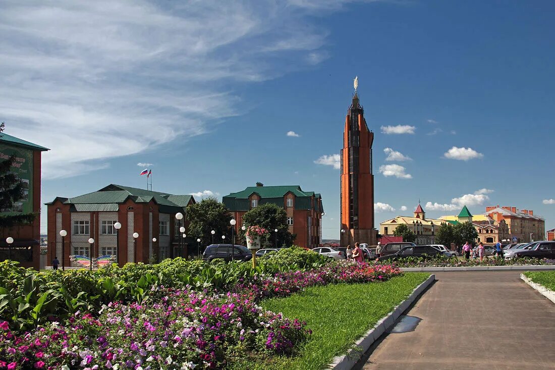 Цветы арск. Арск город в Татарстане. Арча город в Татарстане. Центральная площадь города Арск.