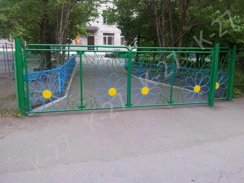 Металлический забор для детского сада. Ворота на детский садик. Металлический забор для детского сада. Калитка в детский сад. Украсить беседку в детском саду.